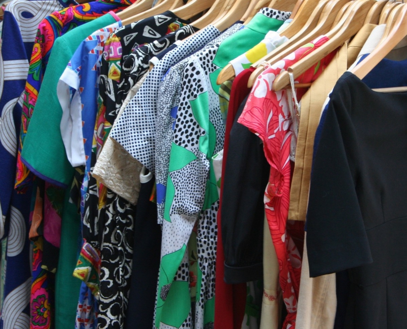 vente-AMIRAT-min_dresses_apparel_clothing_clothes_clothes_hangers_wooden_hangers_retail_shop_closet-1149845