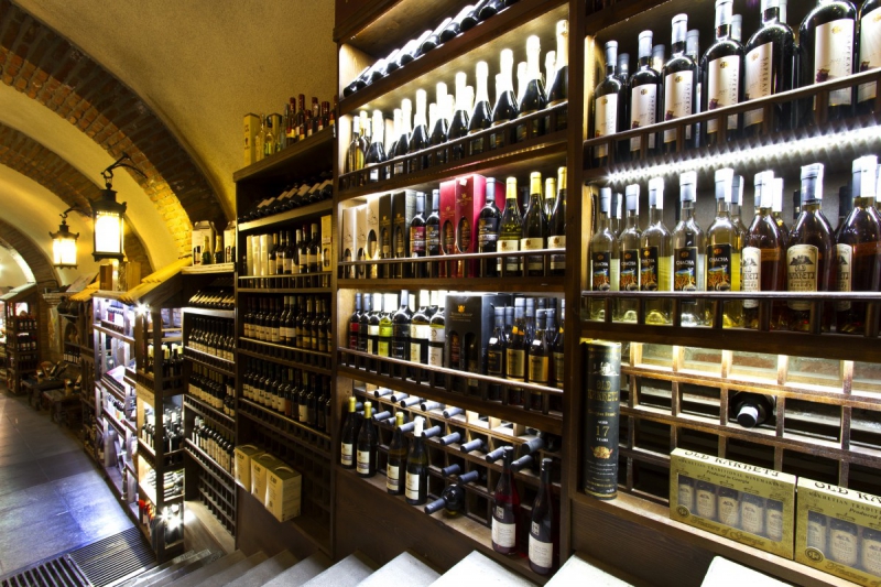 vente-AMIRAT-min_world_street_travel_shop_canon_georgia_wine_bottles-429767